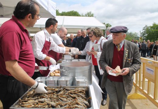 Milleiros de persoas dan boa conta dos máis de 3.500 quilos de troita na XXI Festa da Troita de Oroso