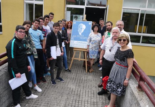 Veciños, alumnos e profesores visitan a exposición sobre a vida e obra de Isaac Díaz Pardo no Colexio CPI Fonte Díaz de Touro