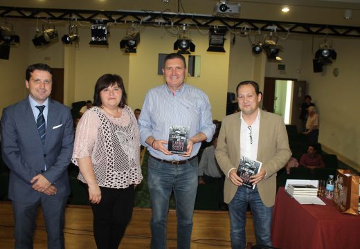 Maximino Pérez Abuin presentou en Lousame a súa primeira novela, “La historia de Laura Scott”, ambientada nas minas de San Finx