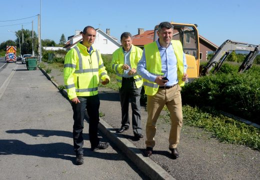 A Xunta rozará na presente campaña máis de 3200 quilómetros de cunetas na provincia da Coruña ate o vindeiro 31 xullo