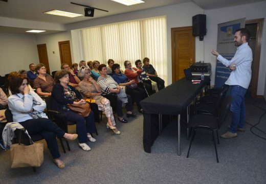 Arranca a acción formativa da Universidade de Santiago sobre Camiños de Coñecemento e Experiencia dirixida a maiores de 50 anos