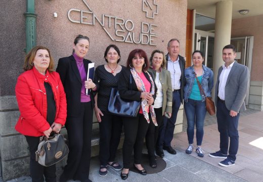 A xerente da Área Sanitaria de Santiago coñece sobre o terreo as necesidades do Centro de Saúde de Touro