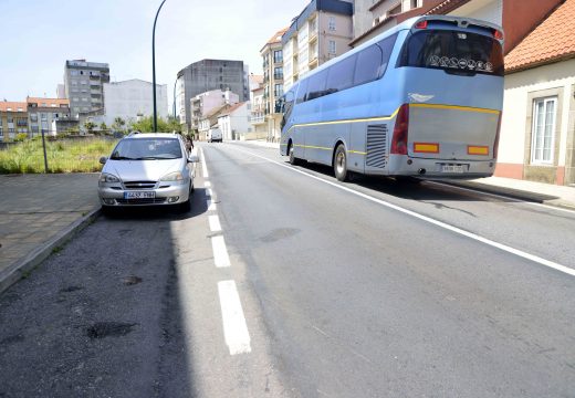 Formalizado o contrato para seguir renovando as beirarrúas e servizos da Avenida da Coruña en Riveira