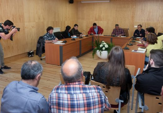 Pleno cheo de unanimidades pero con final bronco en San Sadurniño