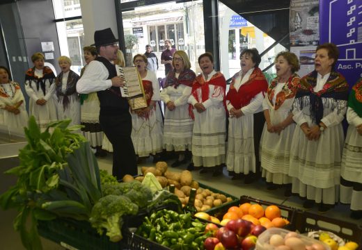 As voces de Aires da Barbanza celebraron o primeiro aniversario do mercado riveirense