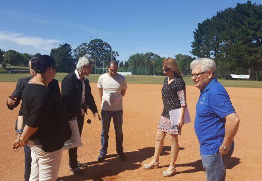 Marta Míguez supervisa o estado final da reparación do campo de béisbol do complexo deportivo de Acea da Ama (Culleredo)