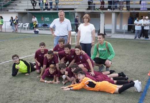 O Trofeo de F-8 Concello de Touro, para o AD Burgo das Nacións en alevíns e para o SD Cruces en prebenxamíns