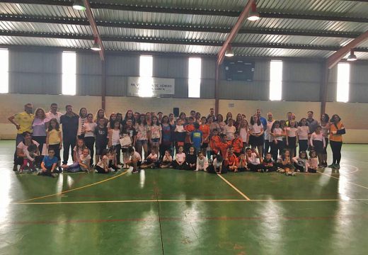 Varios centos de persoas participan no acto de clausura das escolas culturais e deportivas do Concello de Frades