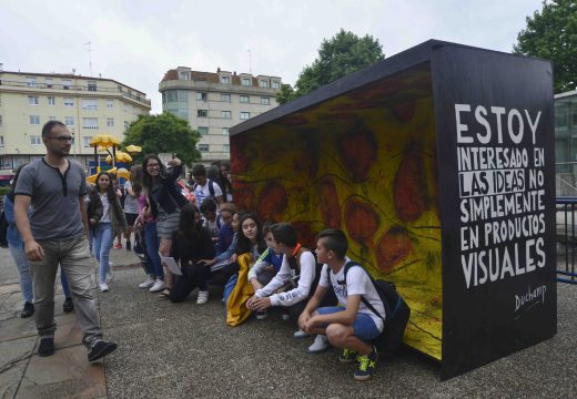 Unha orixinal obra do Colexio Galaxia fusiona na praza do Centenario as pinturas de altamira cos Ready-Mades de Duchamp