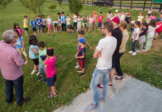 140 nenos e nenas pasan a mañá na horta de conservación de froiteiras Carlos Fornos