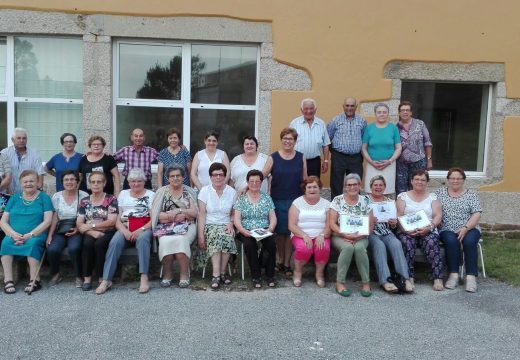 Unha trintenta dos maiores que participan nos Obradoiros da Memoria de Lousame celebraron unha merenda de fin de curso