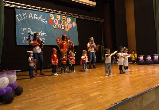 11 nenas e nenos dinlle adeus á Rolada