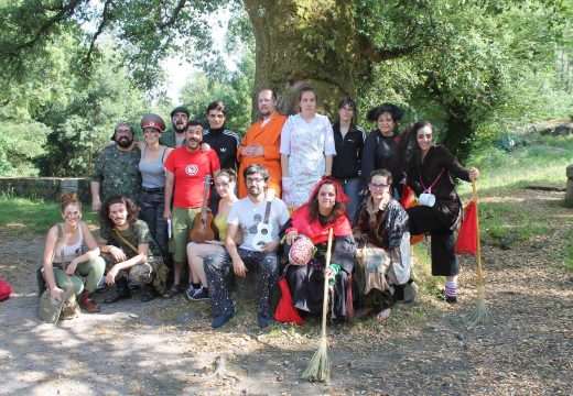 Case un cento de veciños e veciñas gozaron do Microteatro, que reuniu a catro agrupacións teatrais no parque de San Lourenzo