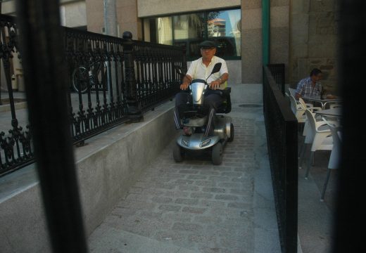 A Brigada de Obras constrúe dúas rampas na entrada á residencia do maior e en Pedra Pateira para propiciar a súa accesibilidade