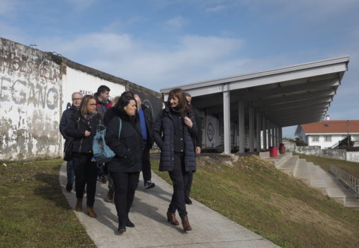 A Secretaria Xeral para o Deporte supervisa o estado do campo de fútbol municipal de Ares (A Coruña) tras a substitución da cuberta da bancada realizada pola xunta e o concello