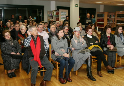 A presentación de ‘Azar y cenizas’ enche a biblioteca de Ordes