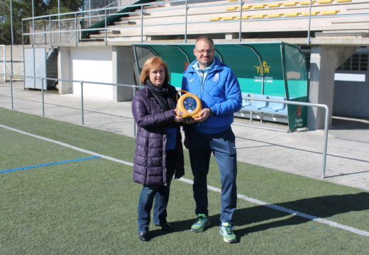 O Concello de Touro instala un desfibrilador nas instalacións municipais do Campo de Fútbol de Loxo