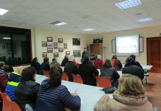 Comeza en Frades un curso de Plantas Aromáticas e Medicinais con 26 participantes