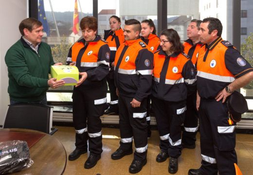 O Concello de Fene  entrégalle un desfibrilador á Agrupación de Protección Civil