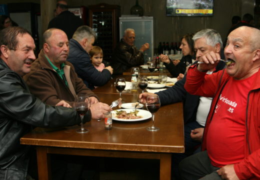 A chuvia non impide que O Mesón do Vento celebre a vixésima edición da súa Festa do Lacón con Grelos