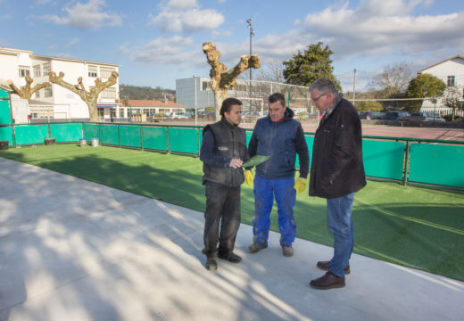 O Concello de San Sadurniño repara a pista multixogos do colexio