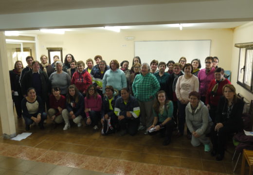 Un grupo de 40 mulleres de Touro participan con motivo do 8-M nun obradoiro para poñer en valor o protagonismo da muller