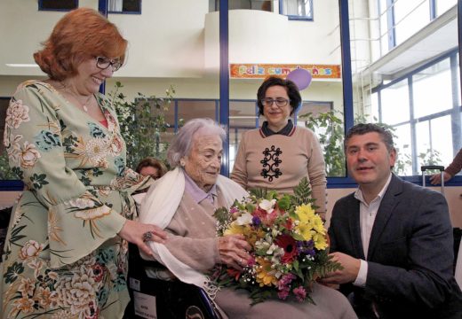 Unha festa na residencia de maiores Torrente Ballester festexa os 102 anos de María Ballesta Acosta