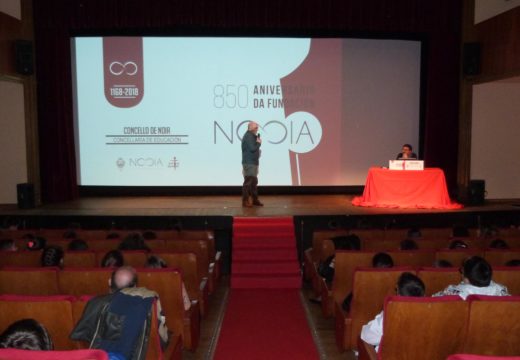 Case 250 escolares de Noia participan nunha charla do profesor Manolo Barreiro sobre o 850 aniversario da fundación da vila