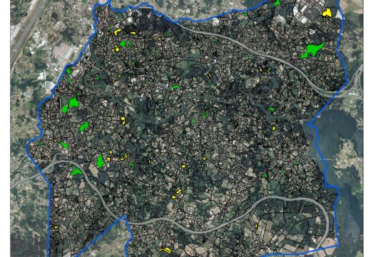 Concello e asociacións buscan aos propietarios de un centenar de fincas sen limpar co fin de evitar prexúizos de cara ao verán