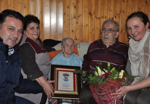 O Concello de Frades homenaxea a María Novoa Bao, veciña da parroquia de Abellá que vén de cumprir 100 anos