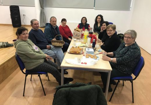 Un grupo de veciños e veciñas de Touro participaron no curso de cestería para recuperar a tradición dos vellos oficios