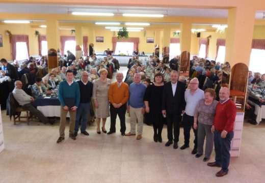 O Club de Xubilados de Lousame celebra os seus 15 anos de historia cunha homenaxe ás directivas entrante e saínte