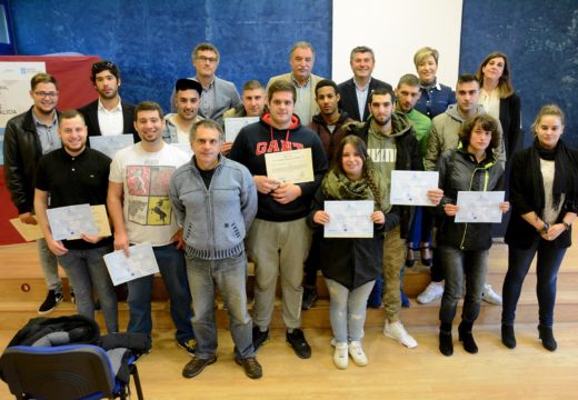 Os 15 alumnos menores de 30 anos do Obradoiro de Emprego de Oleiros formáronse en traballos de carpintería e moble