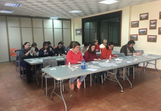 Quince veciñas de Frades participan nun curso de filigrana e complementos decorativos do fogar con material reciclado