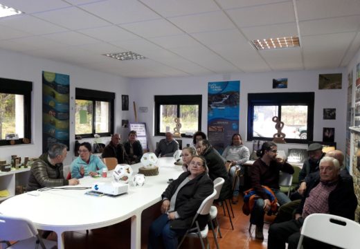 Un grupo de veciños e veciñas participan en Touro na charla sobre a vespa velutina