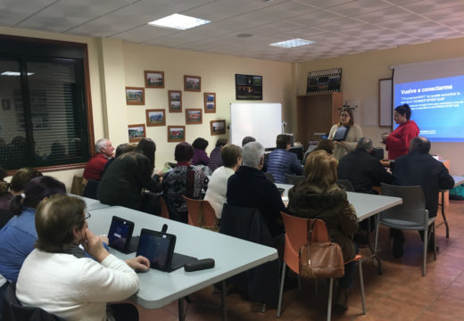 Veciños e veciñas de Frades asisten a un curso para aprender a manexar as súas tabletas e smartphones