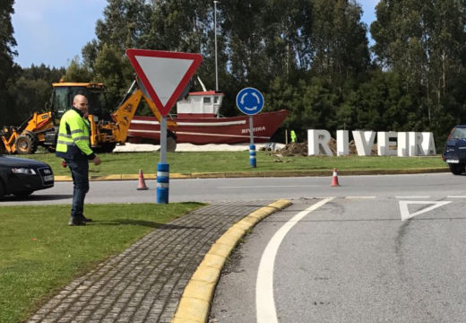 Un letreiro de Riveira a gran escala para dar a benvida á saída da autovía de Barbanza