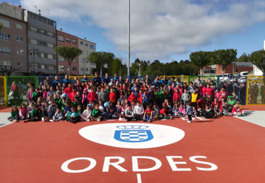 O Monbus Obradoiro CAB inaugura en Ordes a nova pista multideportes