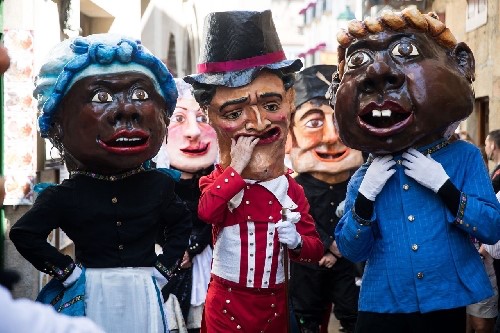 Bombas de palenque, cabezudos e músicas diversas no arranque das festas da Ascensión