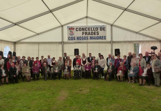 O Concello de Frades homenaxeou a 15 veciños e veciñas de máis de 90 anos que asistiron á XXI Festa dos Maiores