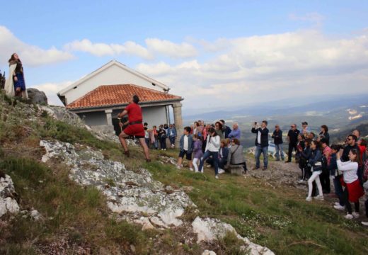 Preto de cen persoas participaron onte na visita teatralizada ao Pico Sacro