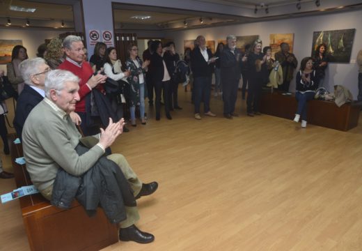 Numerosas persoas arrouparon a Marisa Redondo no Lustres Rivas no acto inaugural da exposición “Cores do mar de Arousa”