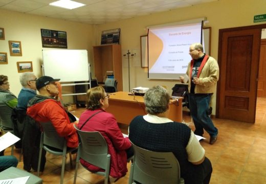 Veciños e veciñas de Frades asisten a unha charla na que aprenderon medidas de aforro na factura da luz