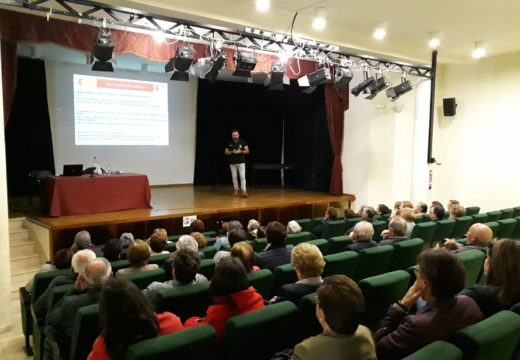 Medio cento de maiores de Lousame participan nunha charla da Garda Civil sobre como previr estafas, roubos e timos