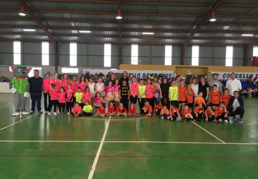 Centos de persoas participan na clausura das escolas culturais e deportivas de Frades