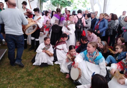 Preto de trescentas persoas participaron na I Foliada Airiños Galegos, celebrada no campo da festa de Galegos (Frades)