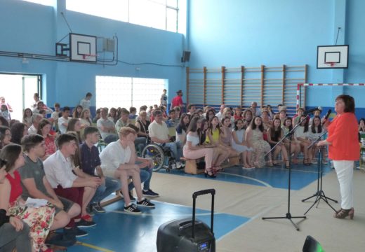 Un total de 26 alumnos e alumnas de 4º da ESO do CPI Cernadas de Castro de Lousame celebran o seu acto de gradación