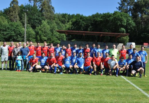 Un partido entre a SD Ponte Carreira e un equipo de veteranos serviu para reinaugurar o campo municipal de fútbol da Chousa (Frades)