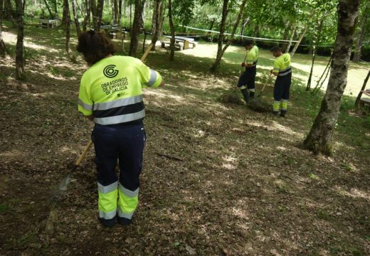 Os alumnos do Obradoiro de Emprego de Touro e O Pino acondicionan os espazos naturais e áreas recreativas dos dous concellos