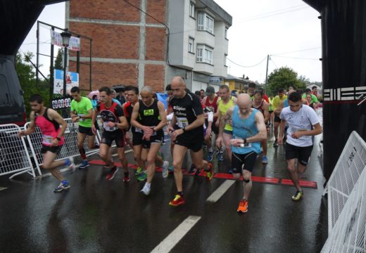 Borja Castro, do Clube Atletismo Santiago, gaña a VI Carreira Pedestre Popular Concello de Touro na que participaron o fin de semana arredor de 200 corredores